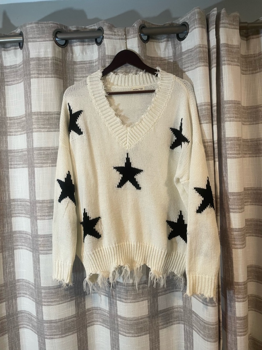 Main Strip Cream V-Neck Star Sweater